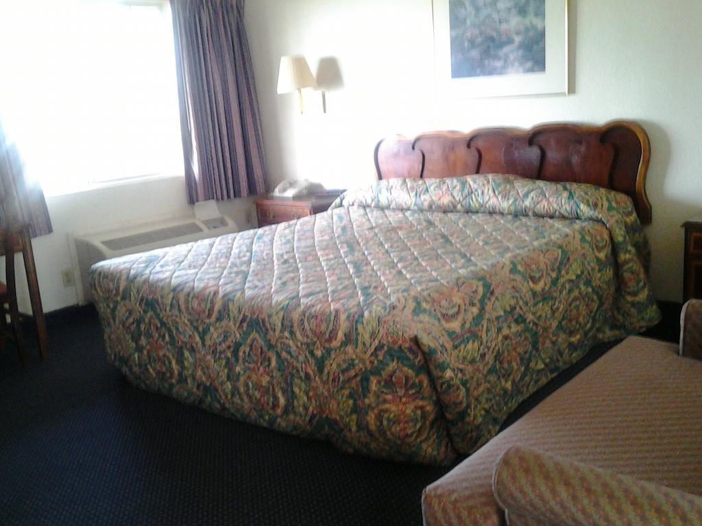 Budget Inn Tulare Room photo